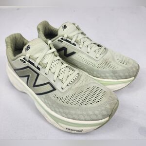 New Balance Womens 8.5 B Mint Green and Black Fresh Foam Running Shoes